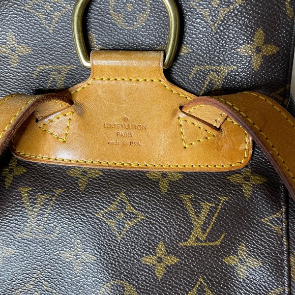 A Louis Vuitton backpack that buckles, pre loved - great condition! - Picture 5 of 8